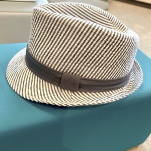 Like-new addie & tate infant hat. 6-12 months